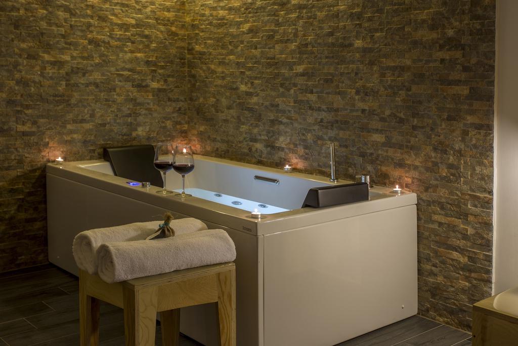 Deluxe Double Room Bath,158840331:JPEG