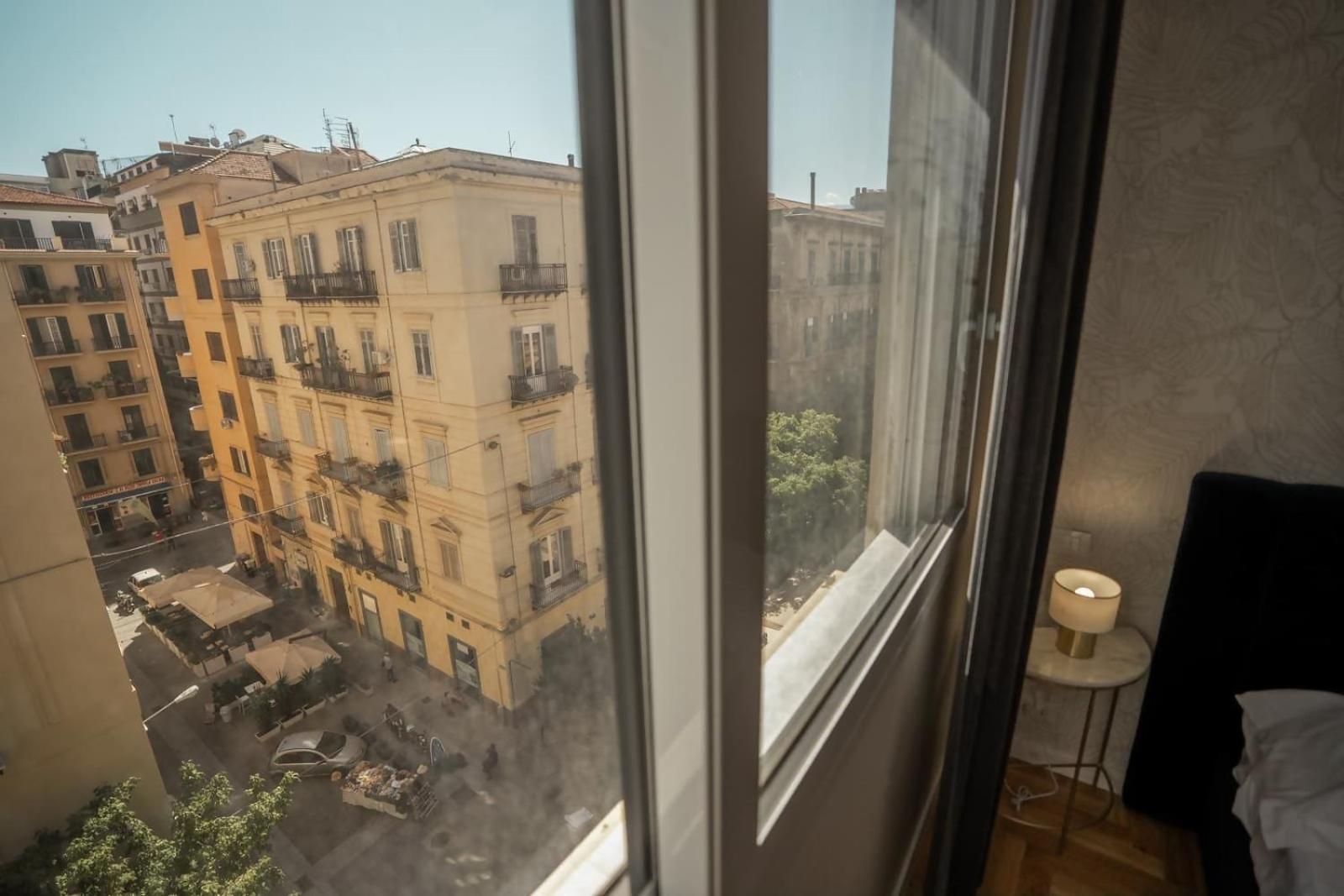 Habitación con cama grande y vistas al jardín