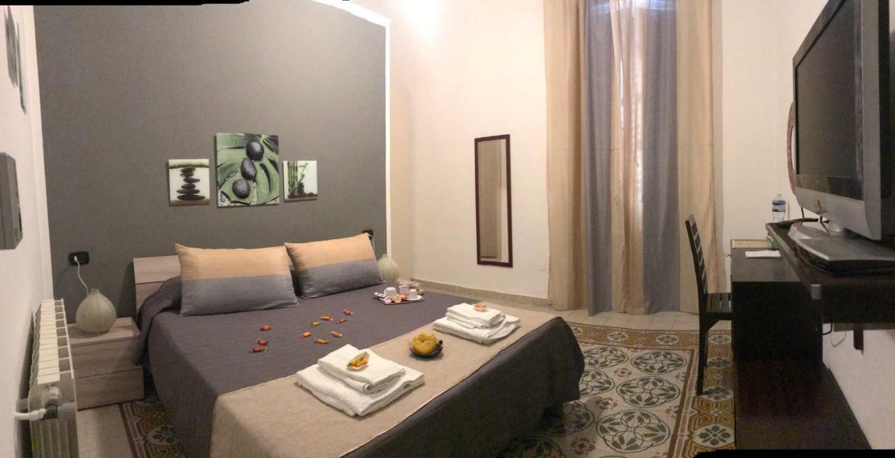 Habitación con cama extragrande y balcón